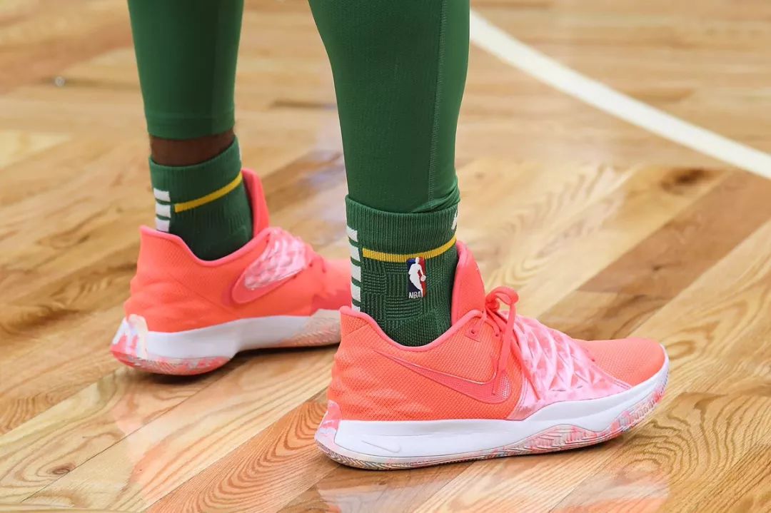 足球国足公开训练吸引千名球迷现场加油